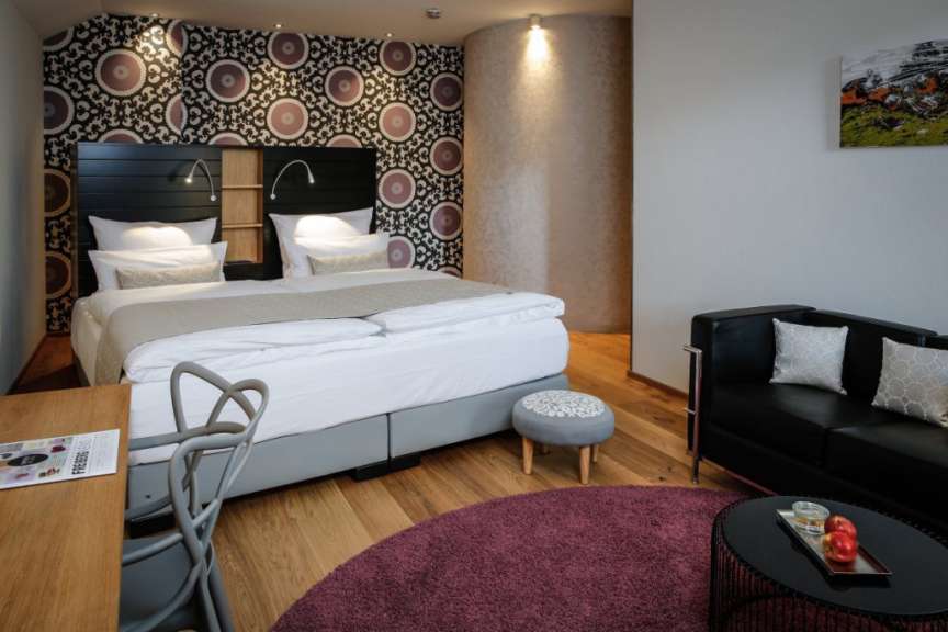 Ein Hotelzimmer mit einem Bett und einem Couchtisch