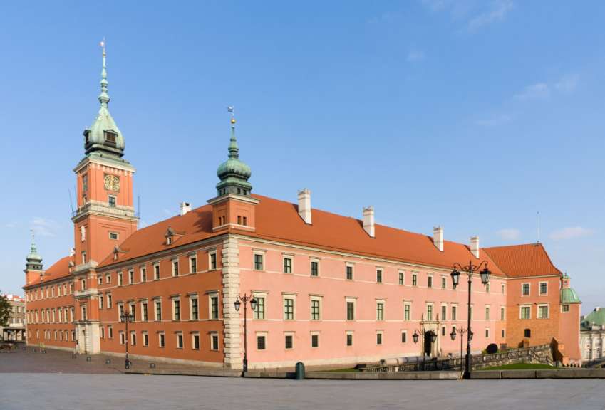 Ein großes rosa Gebäude mit einem Uhrturm darauf