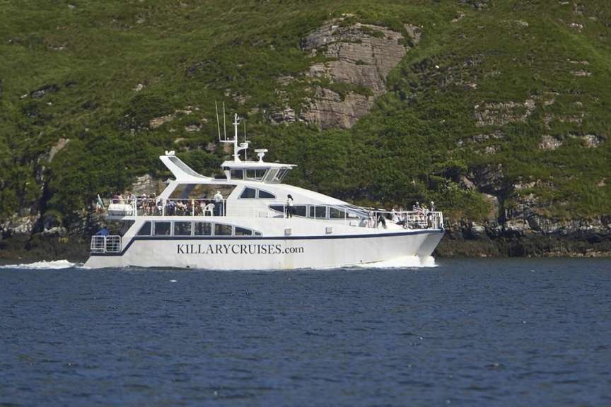 Ein weißes Boot mit der Aufschrift killarycruises.com