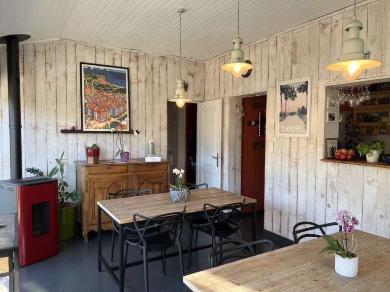 Ein Esszimmer mit einem landesplakat an der Wand