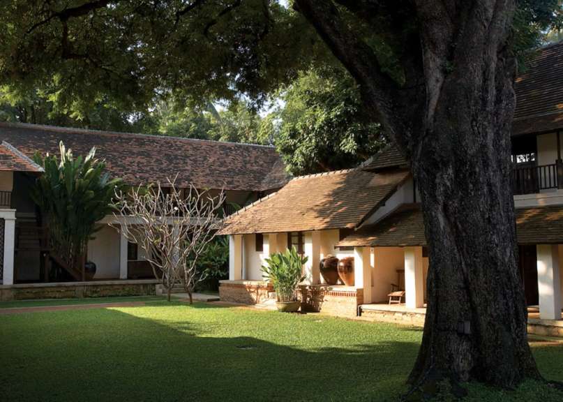 Ein Haus mit einem großen Baum im Vordergrund