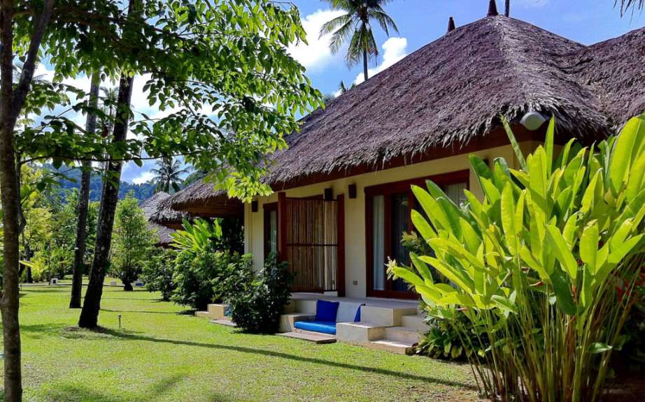 Eine Reihe von Hütten mit Strohdach stehen nebeneinander