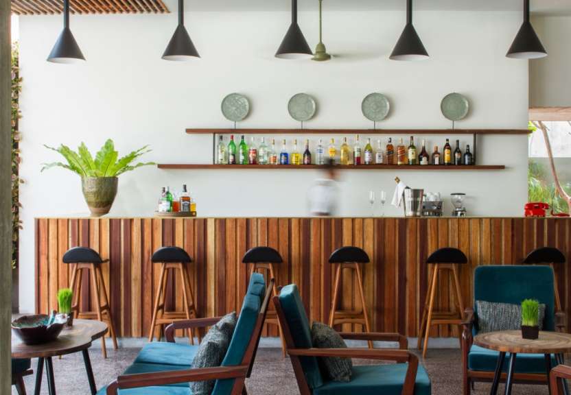 Eine hölzerne Bar mit Stühlen und Hockern