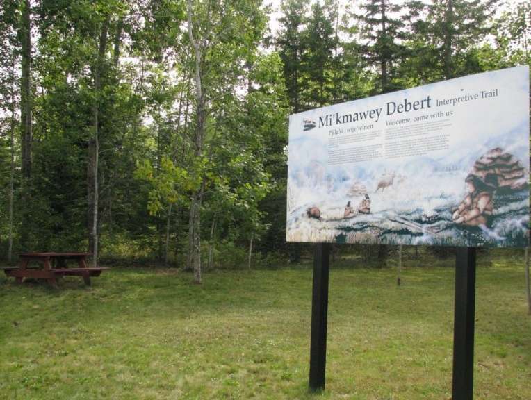 Ein Schild mit der Aufschrift mirknawey debert steht in einem Feld neben einem Picknicktisch