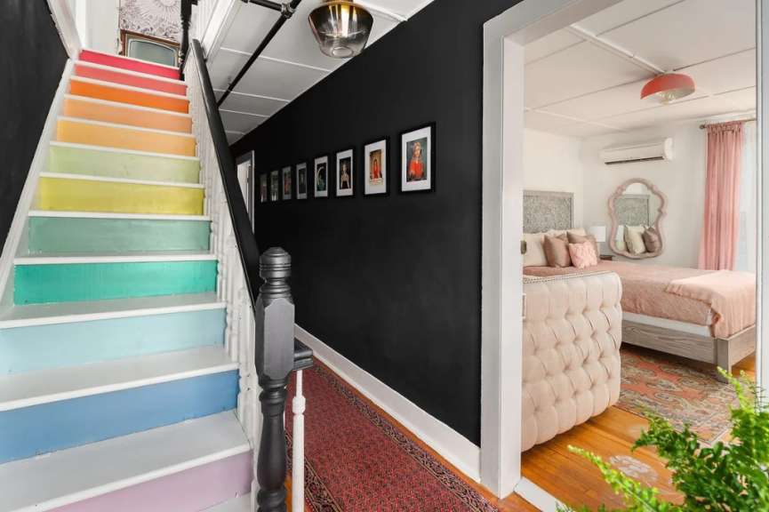 Eine bunte Treppe führt in ein Schlafzimmer