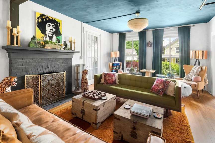 Ein Wohnzimmer mit einem Gemälde von jimi hendrix an der Decke