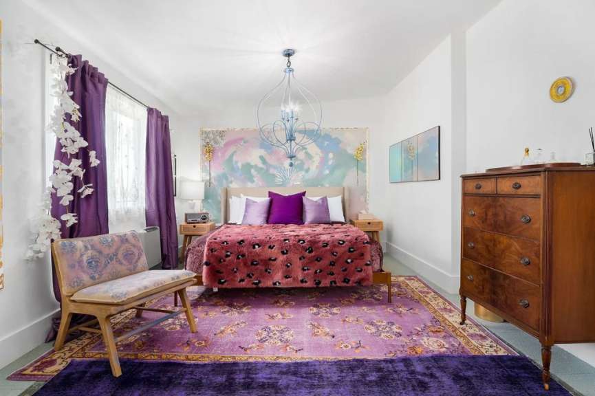 Ein Schlafzimmer mit einem Bett und einer Kommode