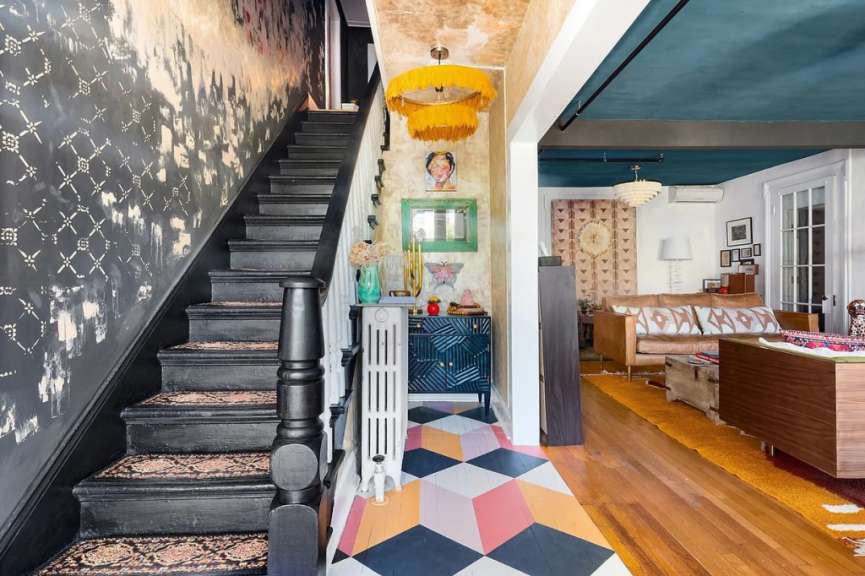 Eine schwarze Treppe führt in ein Wohnzimmer