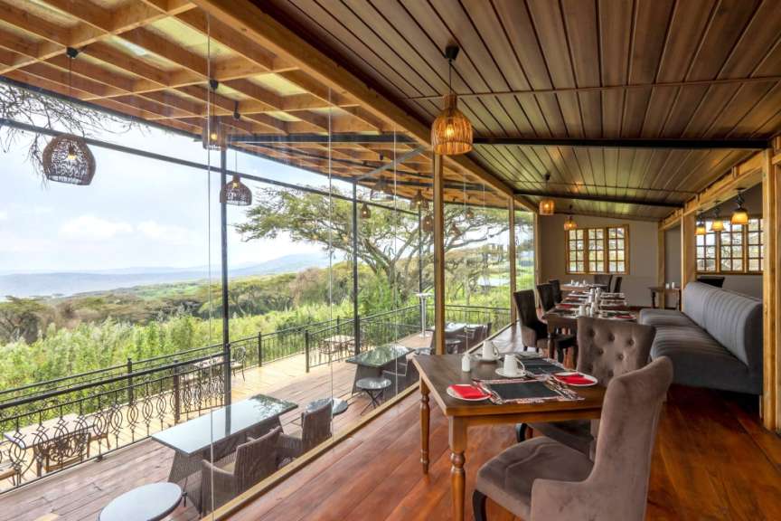 Ein Restaurant mit Tisch und Stühlen und einem großen Fenster