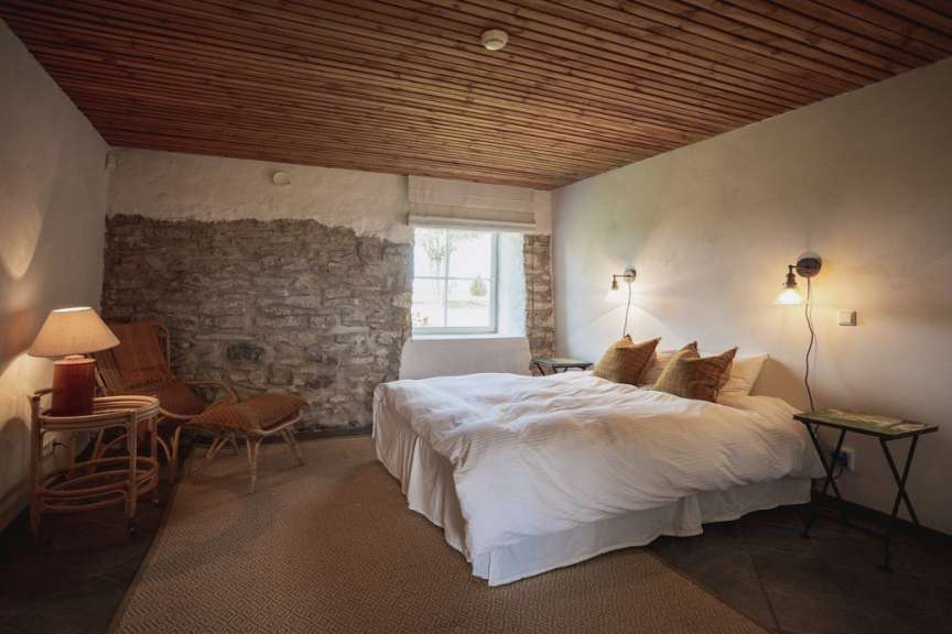 Ein Schlafzimmer mit zwei Betten und einem Stuhl