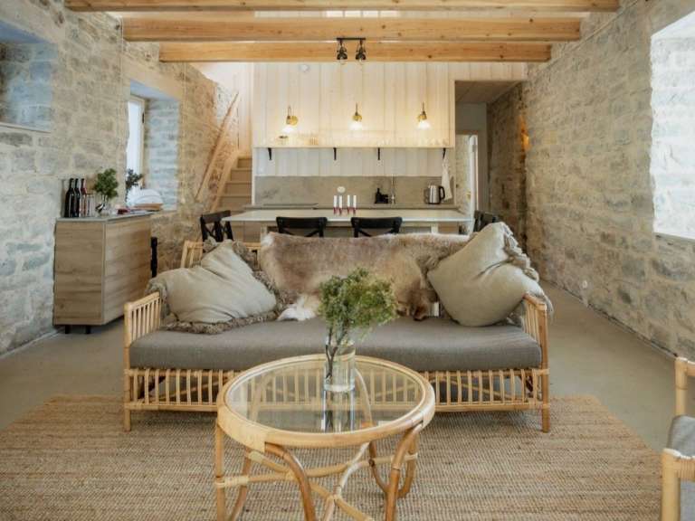 Ein Wohnzimmer mit einer Couch und einem Tisch