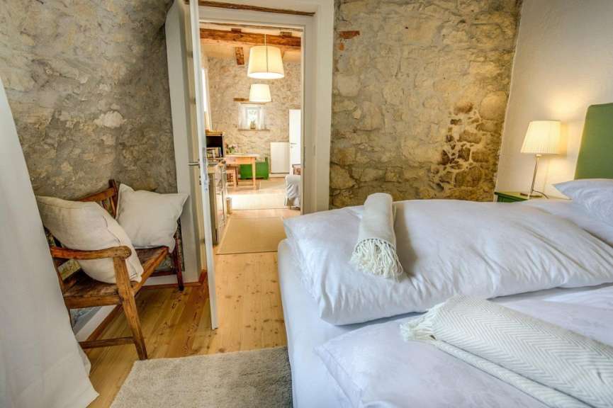 Ein Schlafzimmer mit einem Bett und einem Stuhl