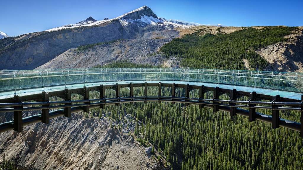 Eine Brücke mit einem Berg im Hintergrund