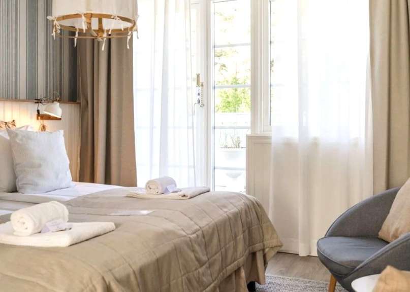 Ein Hotelzimmer mit einem Bett und einem Stuhl