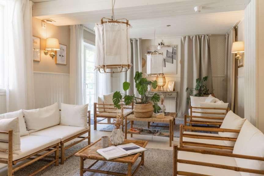 Ein Wohnzimmer mit weißen Möbeln und einem Tisch mit einem Buch darauf