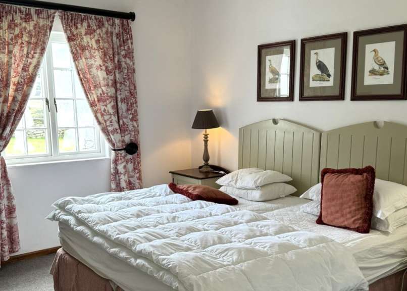 Ein Schlafzimmer mit einem Bett und drei Bildern an der Wand