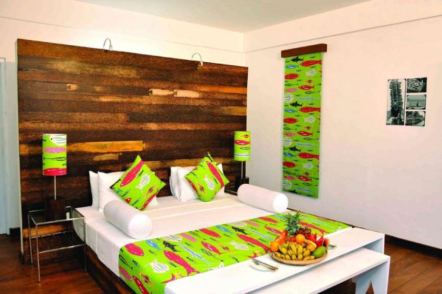 Ein Schlafzimmer mit einem Bett und einem Tisch mit Obst darauf