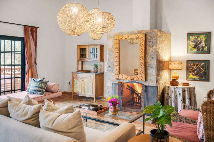 Ein Wohnzimmer mit einem Kamin und einem Spiegel