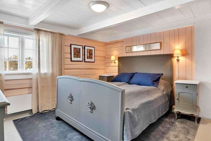Ein Schlafzimmer mit einem Bett und zwei Nachttischen