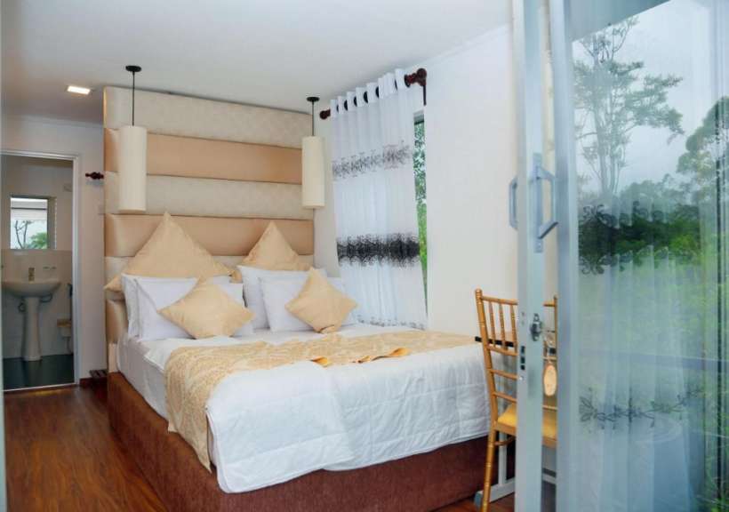 Ein Schlafzimmer mit einem Bett und einem Stuhl