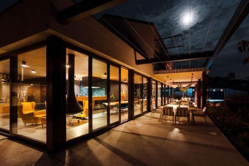 Ein Haus mit vielen Fenstern in der Nacht