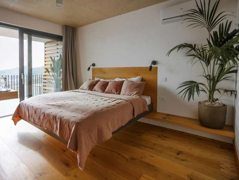 Ein Schlafzimmer mit einem Bett und einer Pflanze