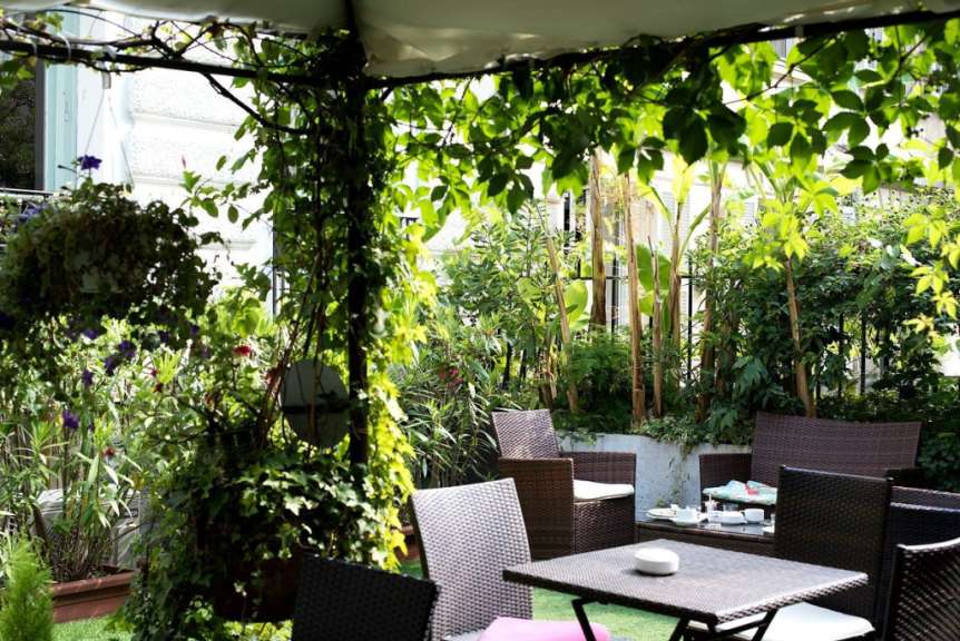 Ein Tisch und Stühle unter einem Zelt in einem Garten