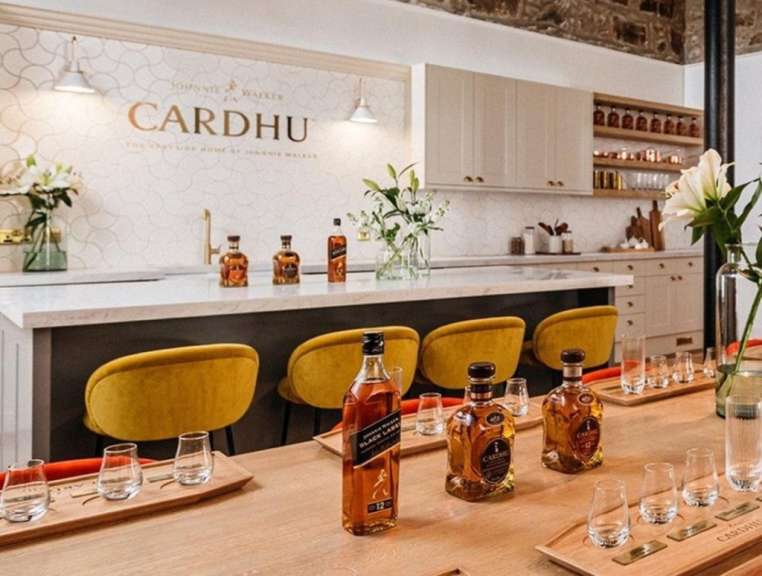 Eine Bar mit Flaschen und Gläsern und einem Schild mit der Aufschrift cardhu