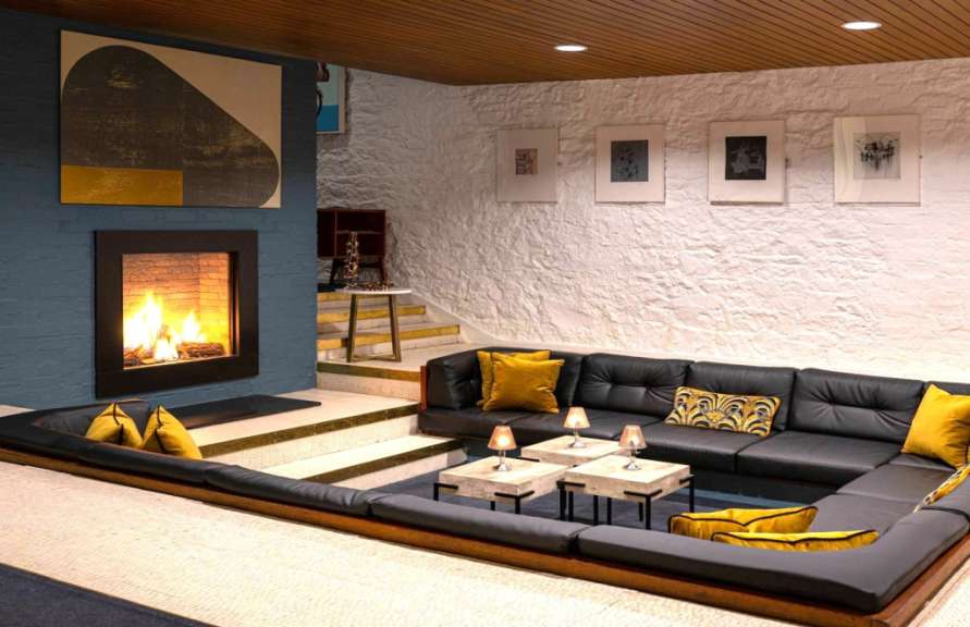 Ein Wohnzimmer mit einer Couch und einem Kamin