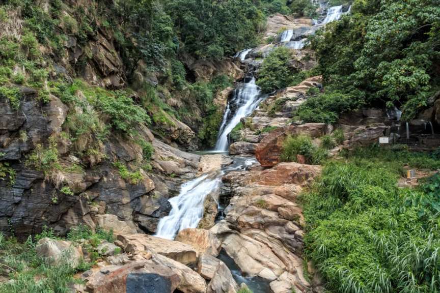 Ein Wasserfall inmitten einer felsigen Landschaft