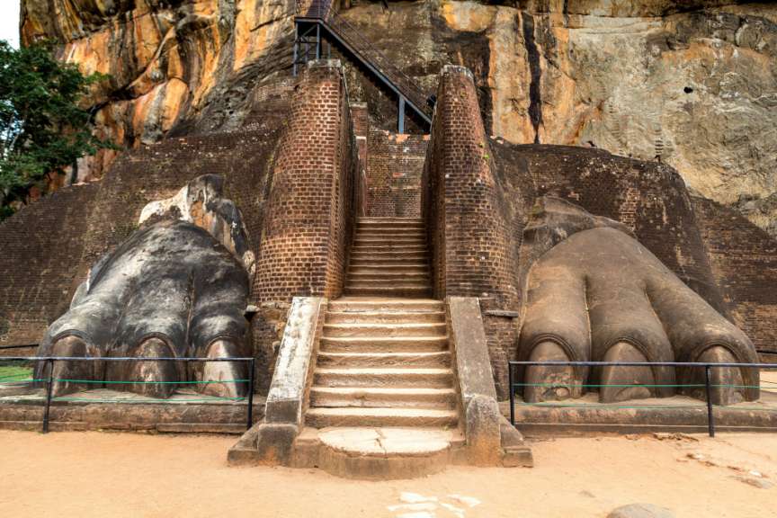 Eine Treppe führt hinauf zu einer riesigen Statue
