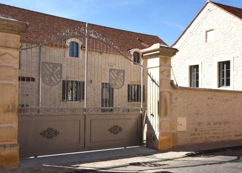Ein schmiedeeisernes Tor mit einem Wappen darauf