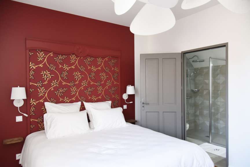 Ein Schlafzimmer mit einem Bett und einer Dusche