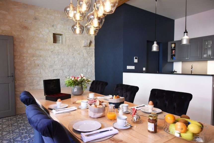 Ein Esszimmer mit einem langen Tisch und Stühlen