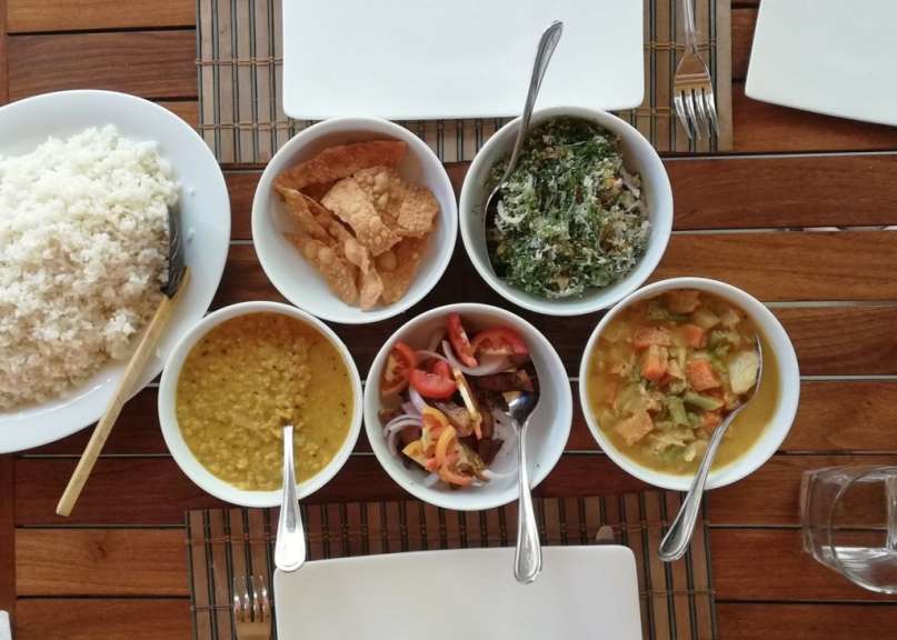 Auf einem tisch stehen verschiedene schüsseln mit essen