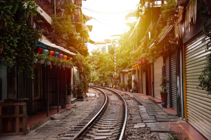 Eine sehr schmale Straße mit Bahngleisen in der Mitte
