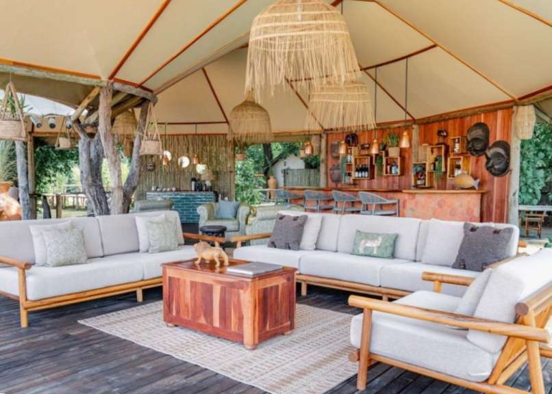 Ein Wohnzimmer mit weißen Möbeln und einem Holztisch
