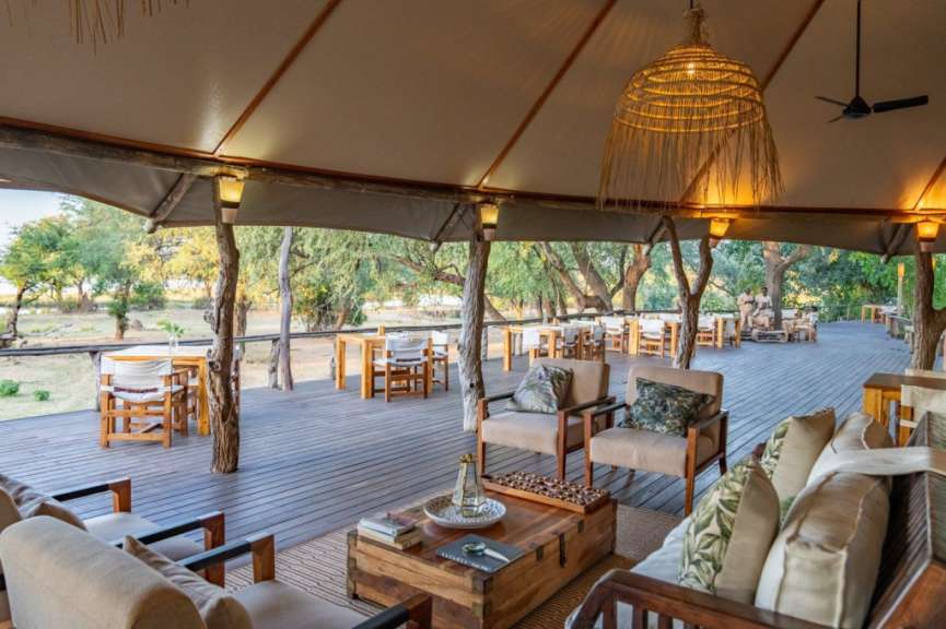Ein Wohnzimmer mit Couch und Stühlen auf einem Holzdeck