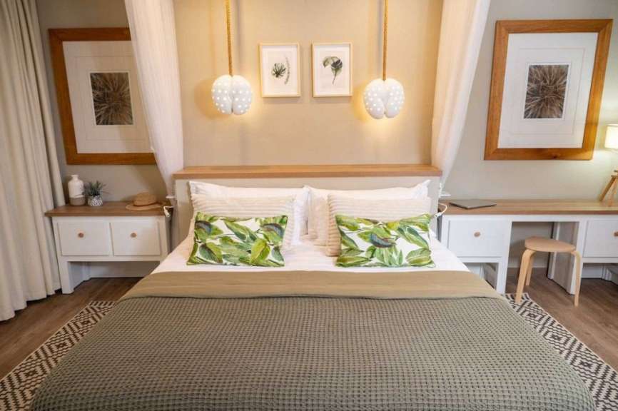 Ein Schlafzimmer mit einem Bett und zwei Nachttischen