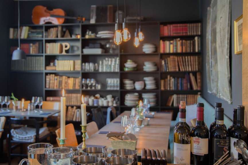 Ein Tisch mit vielen Gläsern und Flaschen Wein darauf
