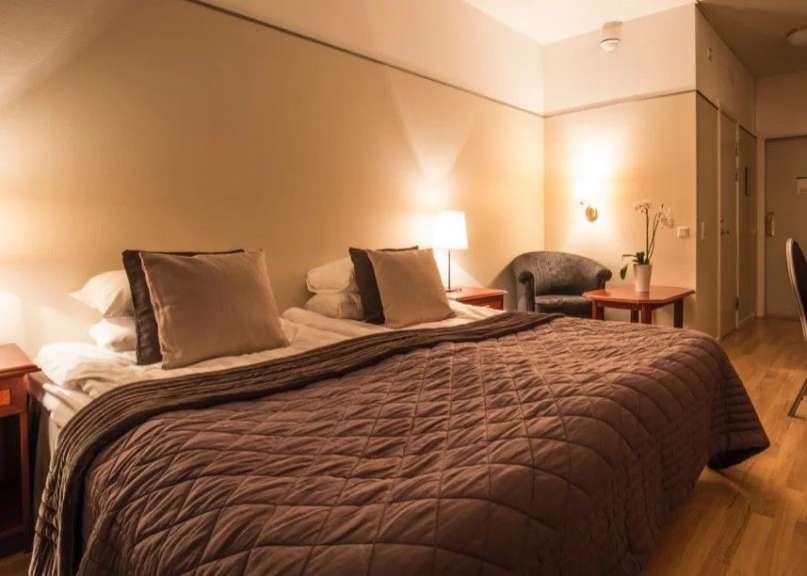 Ein Hotelzimmer mit zwei Betten und einem Stuhl