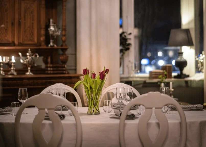 Ein Tisch mit einer Vase mit Blumen darauf