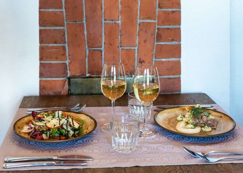 Ein Tisch mit zwei Tellern und zwei Gläsern Wein