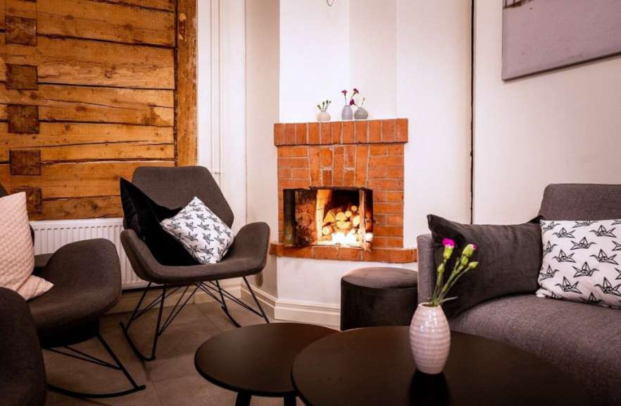 Ein Wohnzimmer mit zwei Stühlen und einem Kamin