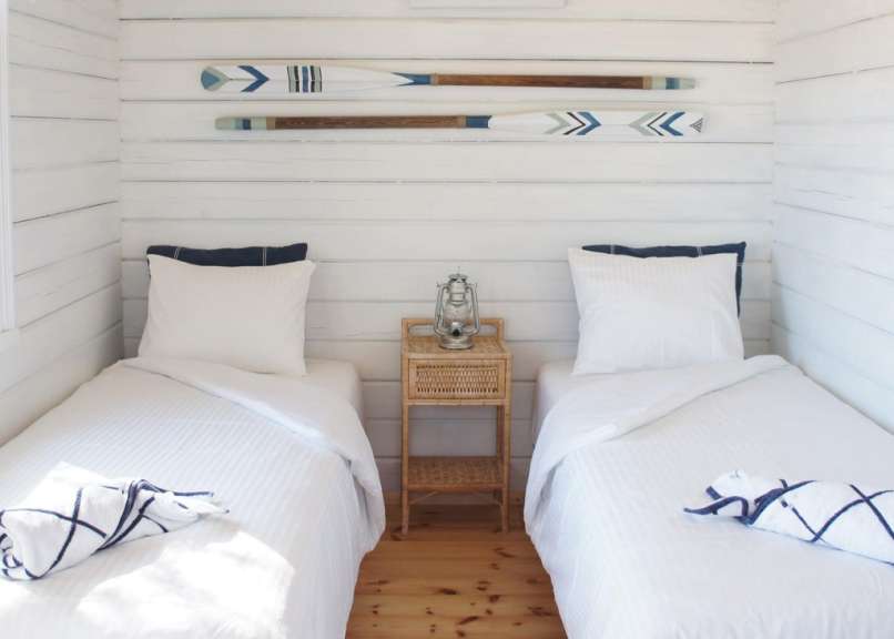 Ein Schlafzimmer mit zwei Betten und einer Laterne