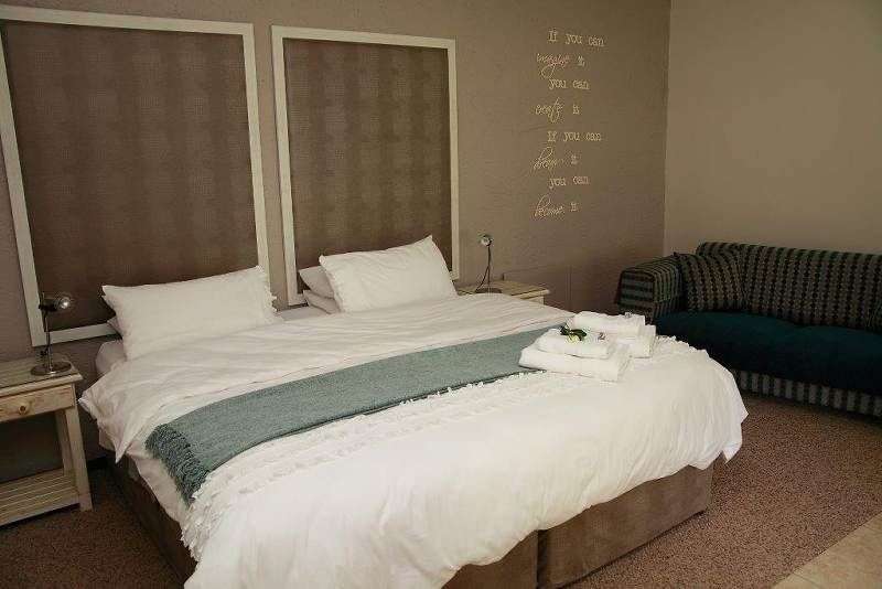 Ein Schlafzimmer mit einem Kingsize-Bett und einer Couch .