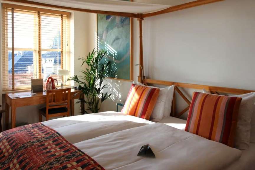 Ein Schlafzimmer mit zwei Betten und einem Schreibtisch