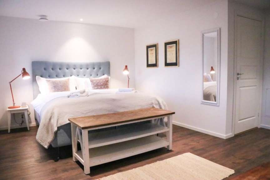 Ein Schlafzimmer mit einem Bett und einem Spiegel