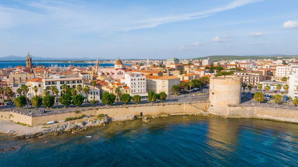 Eine Stadt an der Küste mit einem Turm im Vordergrund