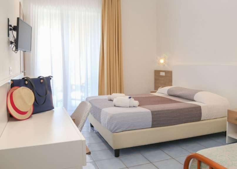 Ein Hotelzimmer mit einem Bett und einem Fernseher
